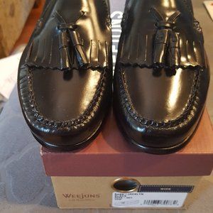 Bass Weejuns black tassel loafers Size 10W (Wide)